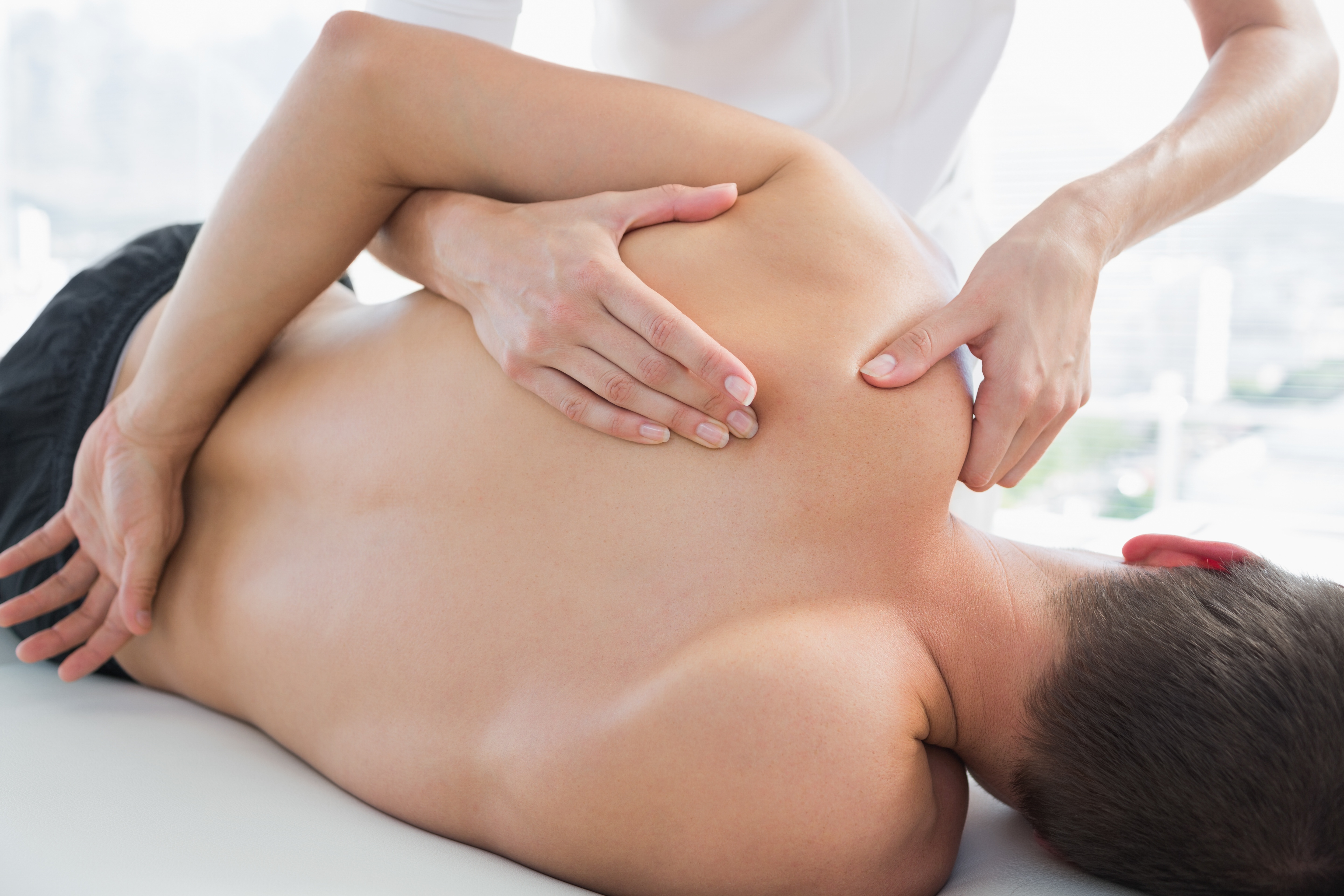 Avkopplande massage i spa-miljö