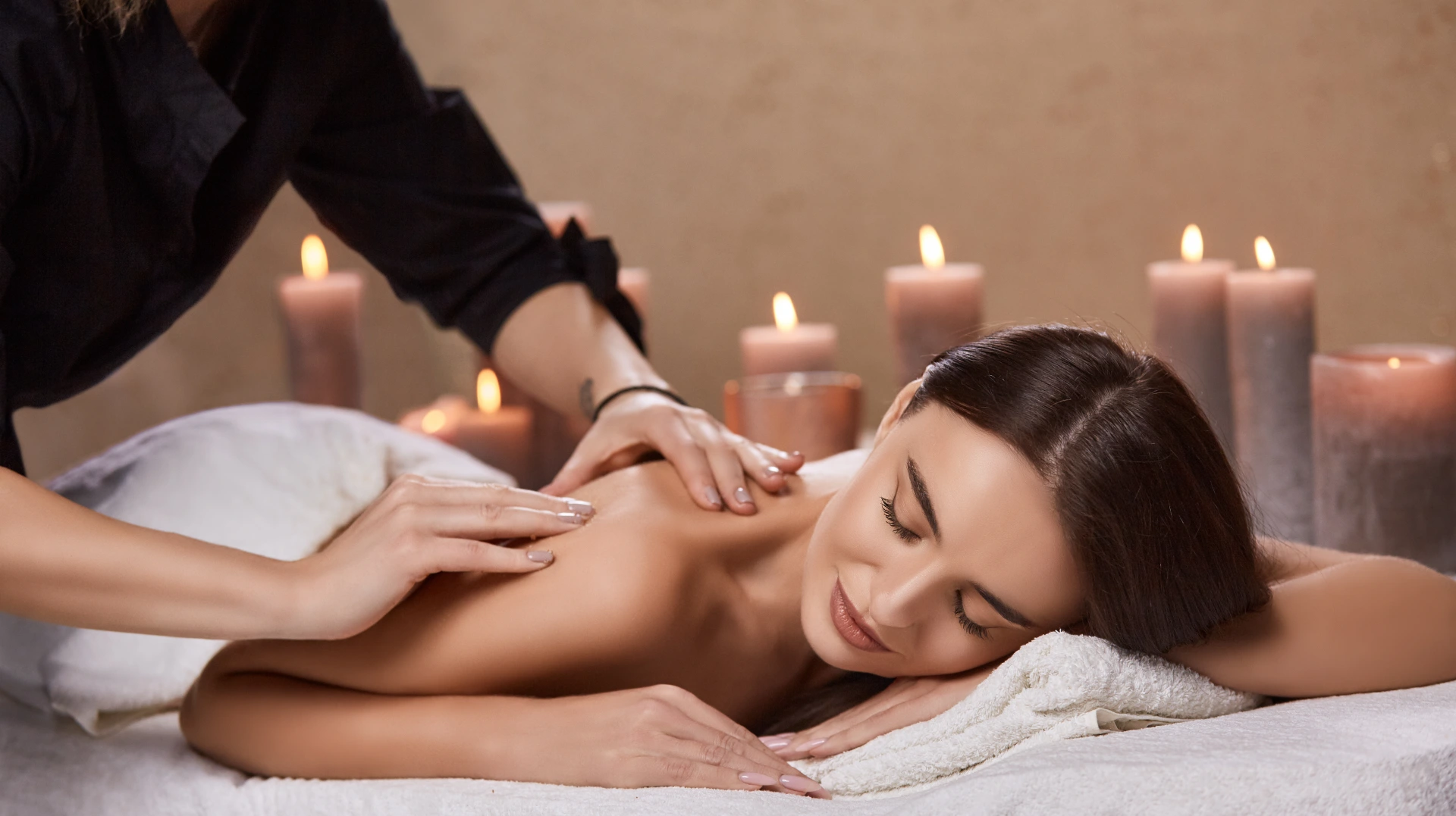 Avkopplande massage i spa-miljö